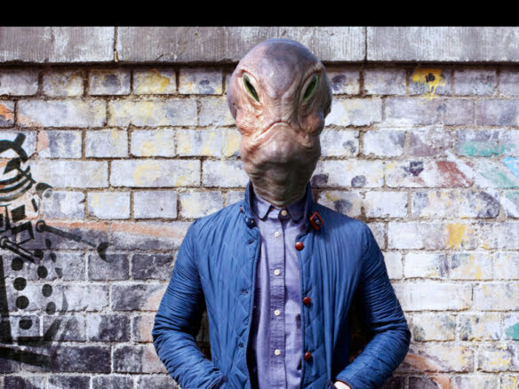 3D Fashionable Alien Creature Illustration Thumbnail